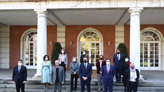 El presidente del Gobierno, varios ministros y los agentes sociales en la Moncloa.