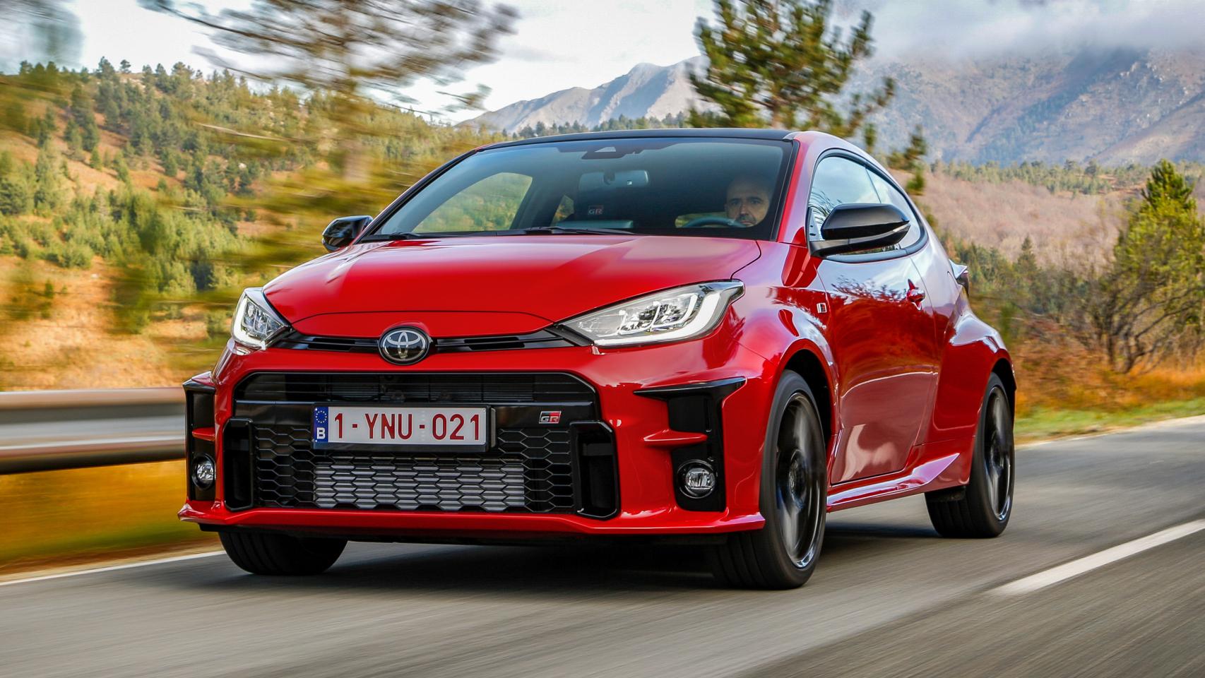 Con una carrocería de tres puertas y un techo 91 milímetros más bajo que el Yaris, el GR Yaris conforma una silueta de cupé.