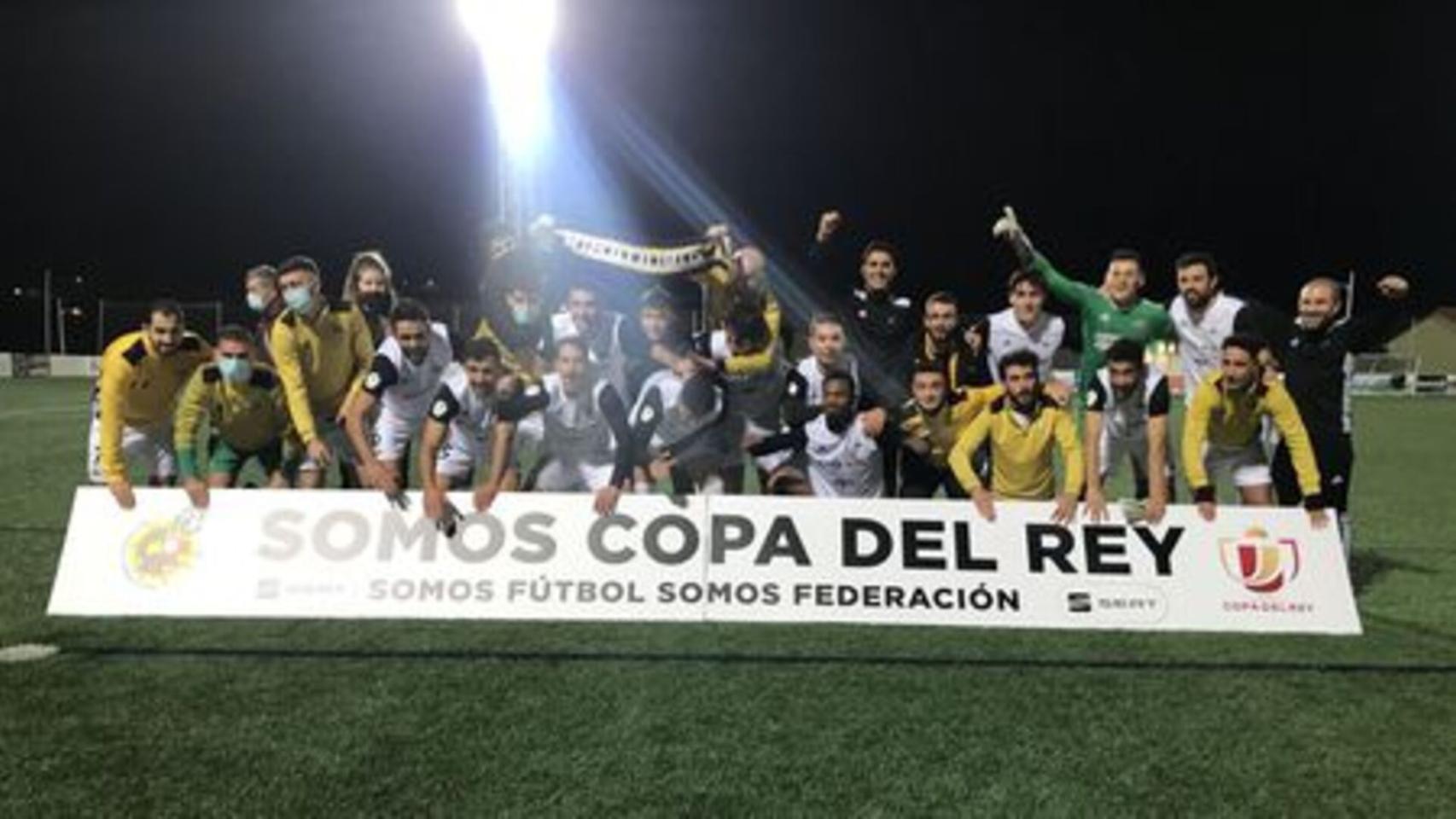 El conjunto de O Salnés celebra el pase a la siguiente ronda ante el Miengo