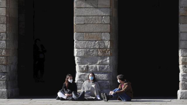 Estudiantes en la Plaza del Obradoiro, en Santiago de Compostela.