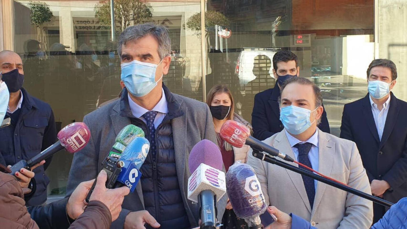 El senador del PP y exalcalde de Guadalajara Antonio Román, este martes ante los medios