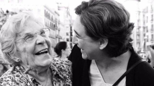 María Salvo, junto con Ada Colau.