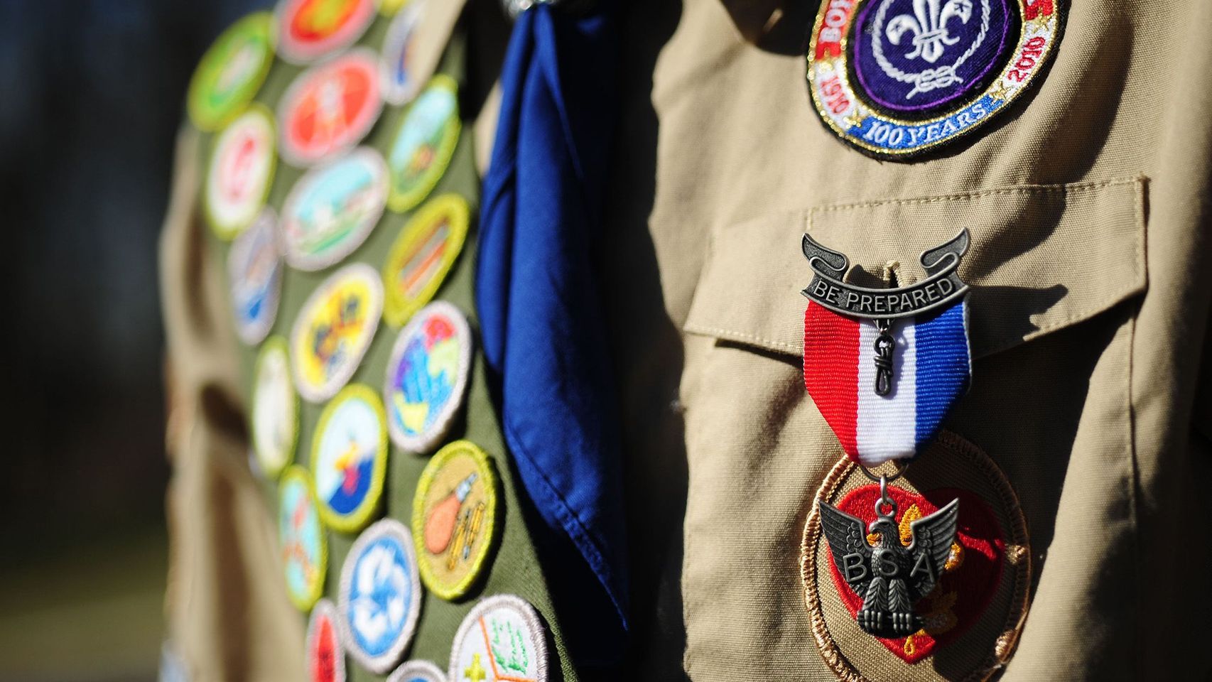 Detalle del uniforme de los boy scouts.