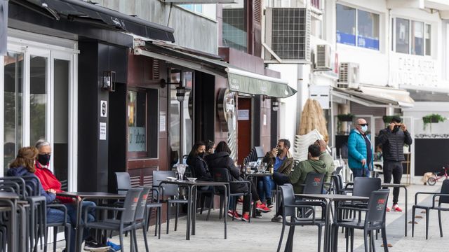 La terraza de un bar de Sanxenxo en una foto de archivo.