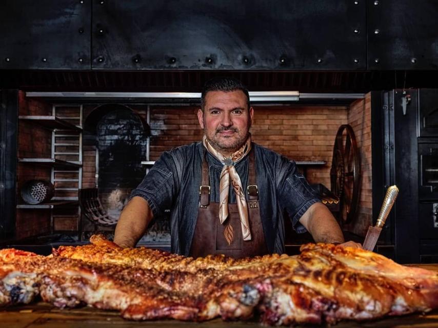 avier Brichetto a los mandos de la parrilla en Piantao