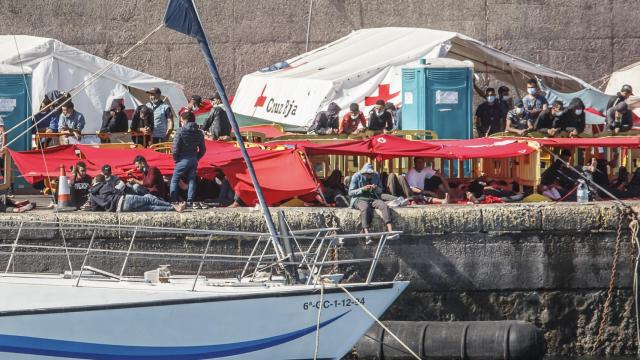 Varios inmigrantes en el muelle de Arguineguín, en Gran Canaria.