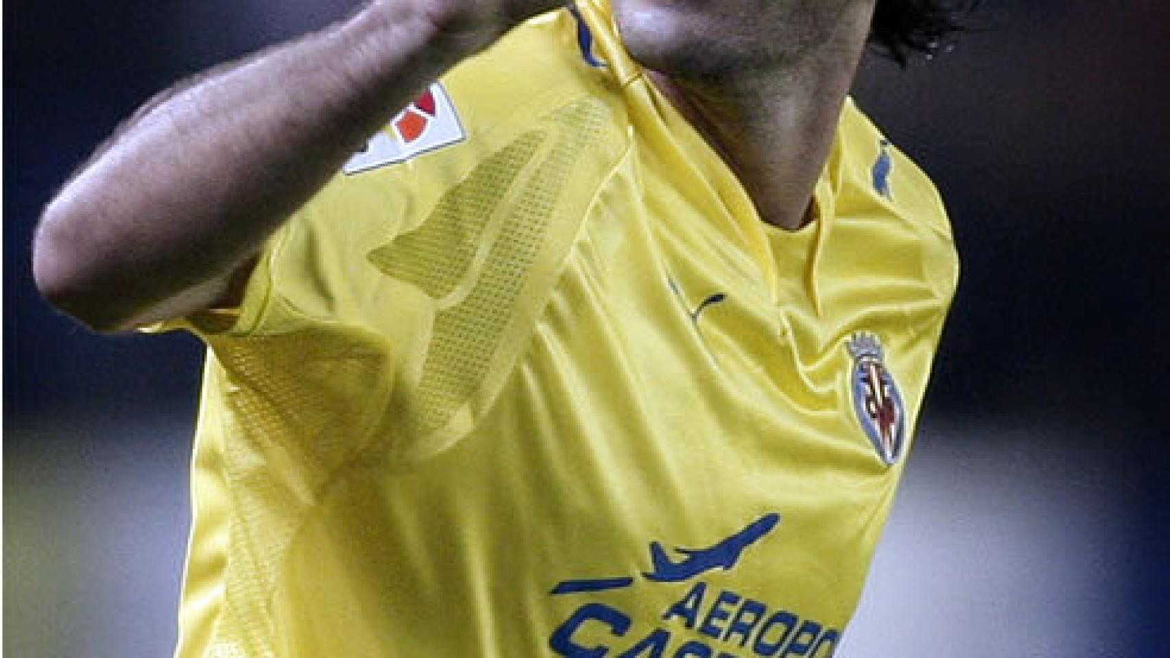 Robert Pires, en un partido del Villarreal