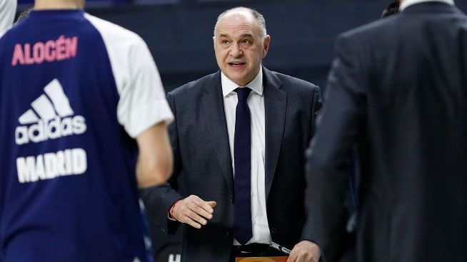 Pablo Laso da órdenes a sus jugadores en un partido del Real Madrid de Baloncesto de Euroliga