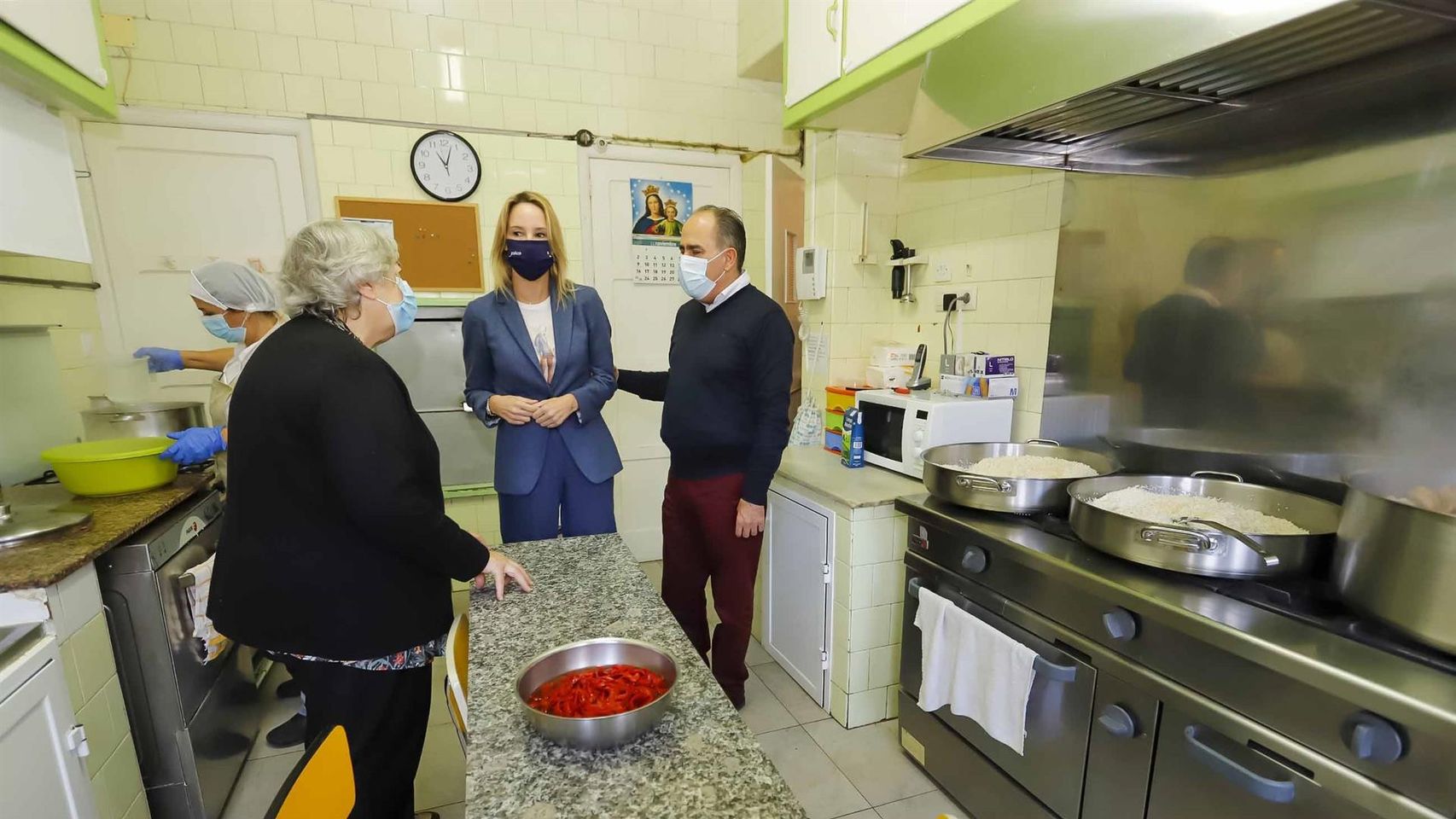 El director xeral de Inclusión Social de la Xunta de Galicia, Arturo Parrado, y la delegada territorial, Marta Fernández-Tapias, en una visita al comedor de las Misioneras del Silencio en Vigo