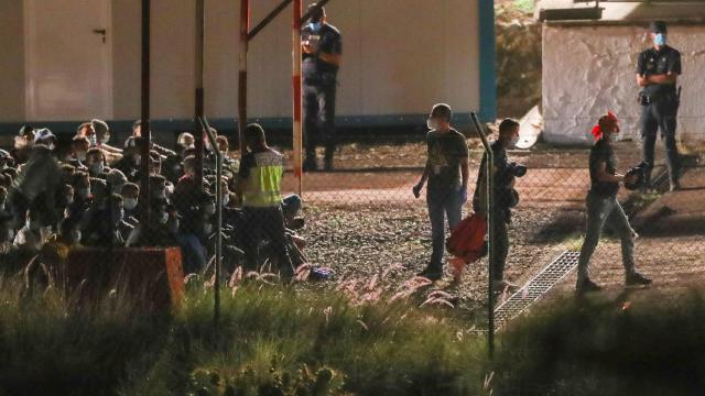 Dos centenares de inmigrantes trasladados al campamento provisional del Ejército en  Barranco Seco, en Gran Canaria.