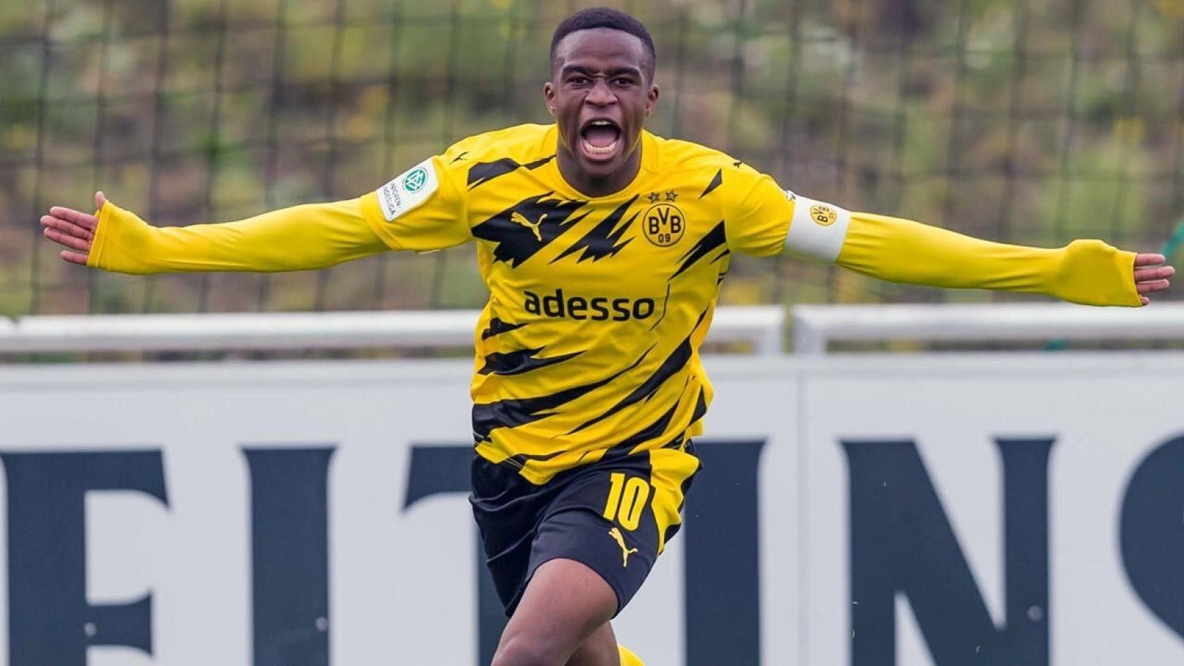 Youssoufa Moukoko, la joven perla del Borussia Dortmund, en un partido en las categorías inferiores