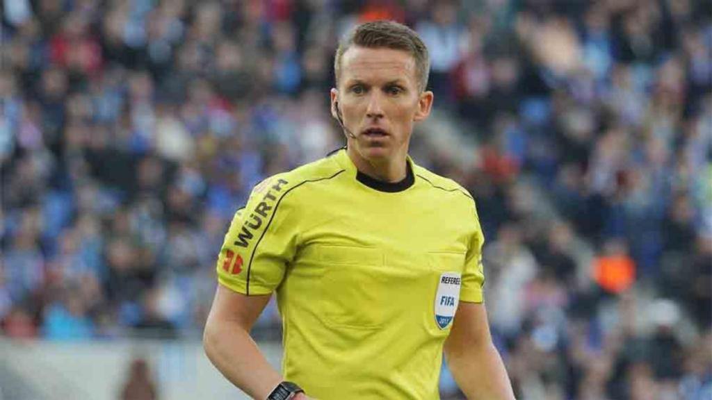 Alejandro Hernández Hernández, durante un partido internacional