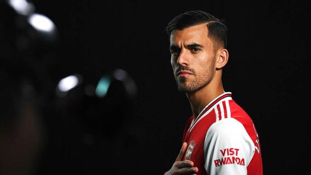 Dani Ceballos posando con el Arsenal