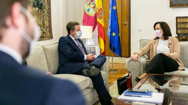 García-Page charla con Melchor mientras Hernando observa