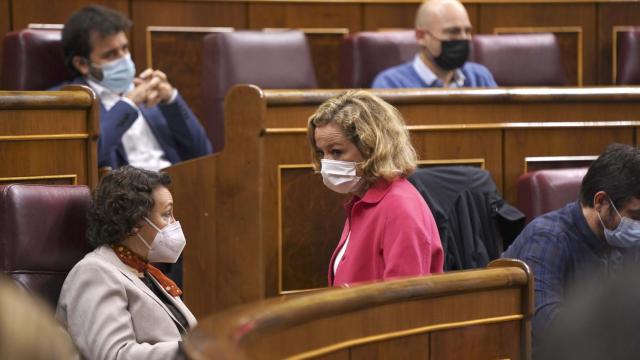 Magdalena Valerio, presidenta del Pacto de Toledo, charla con Ana Oramas, de Coalición Canaria.