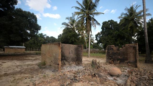 Los destrozos en uno de los pueblos atacados por los terroristas.