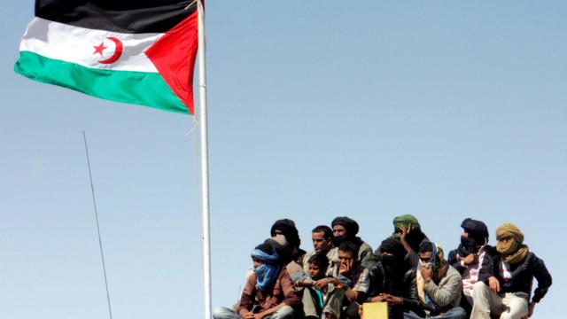 Los soldados sahrawis marchan en un desfile en Tifariti en los territorios liberados del Sahara Occidental.
