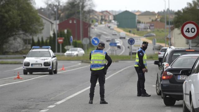 Control de policía en una carretera de la comarca coruñesa de Bergantiños.