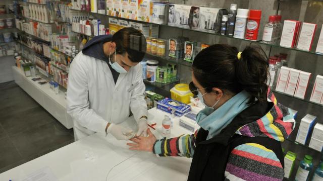 Un farmacéutico realiza una prueba serológica de Covid-19.