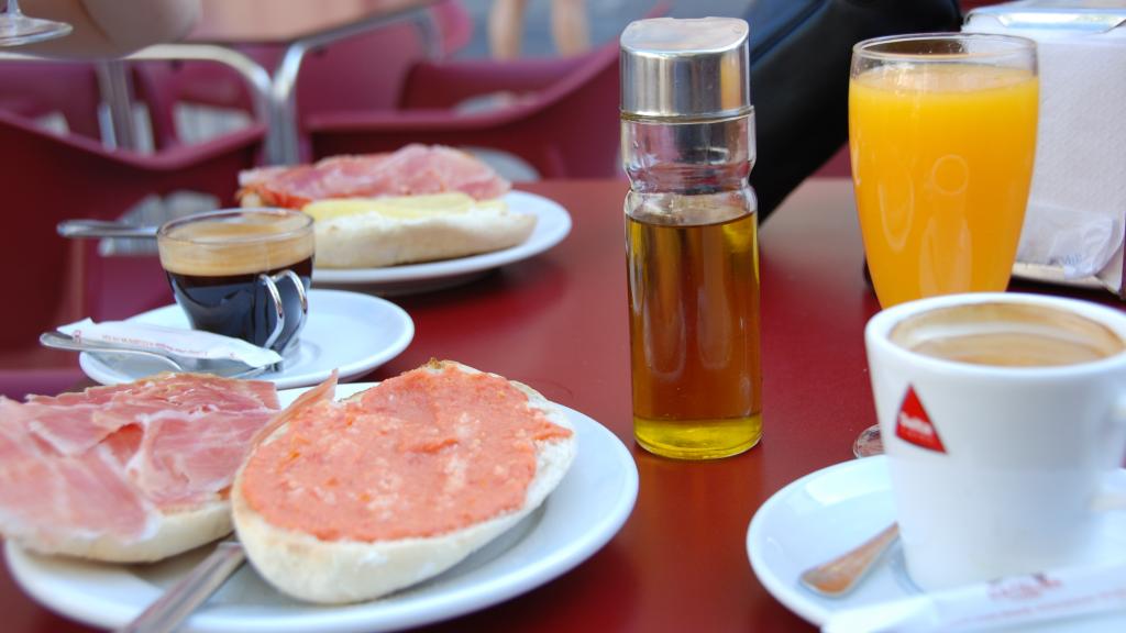 Fotografía de un desayuno tradicional.