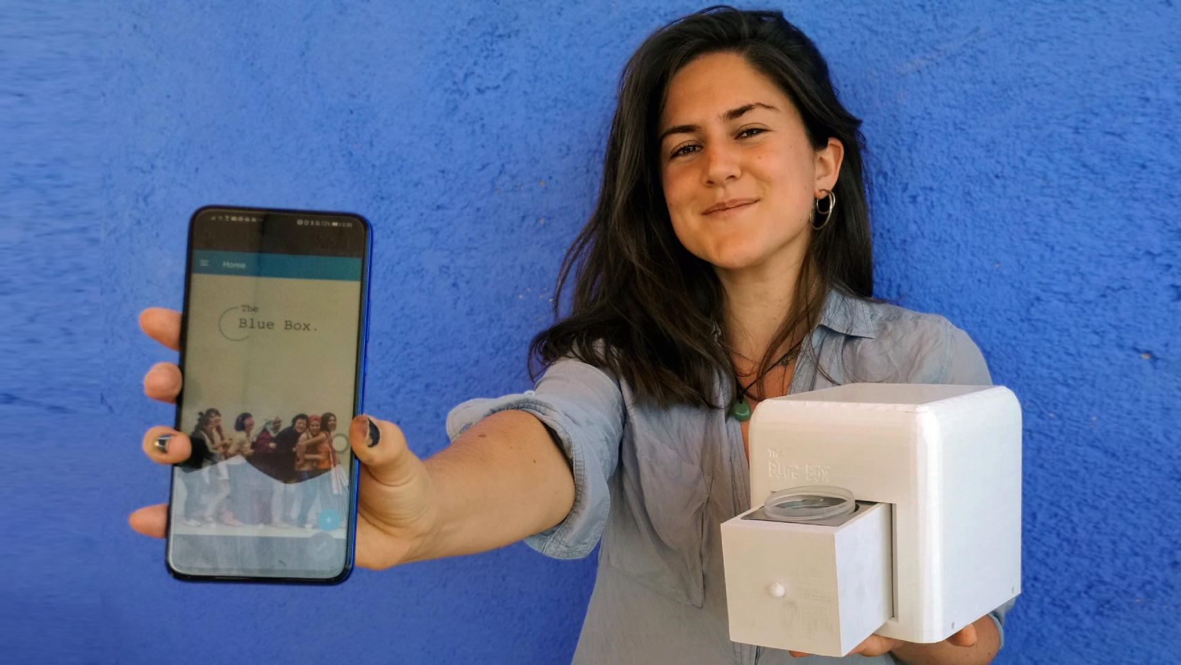 Judit Giró junto a su The Blue Box.
