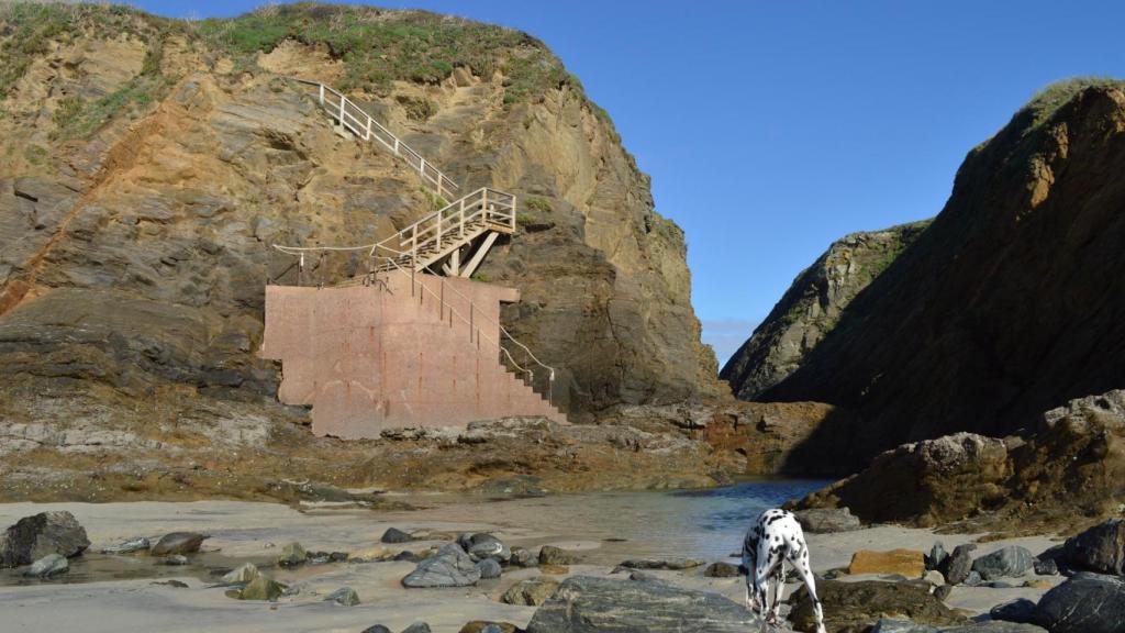 Escaleras de acceso a la Illa do Medio en Santa Comba