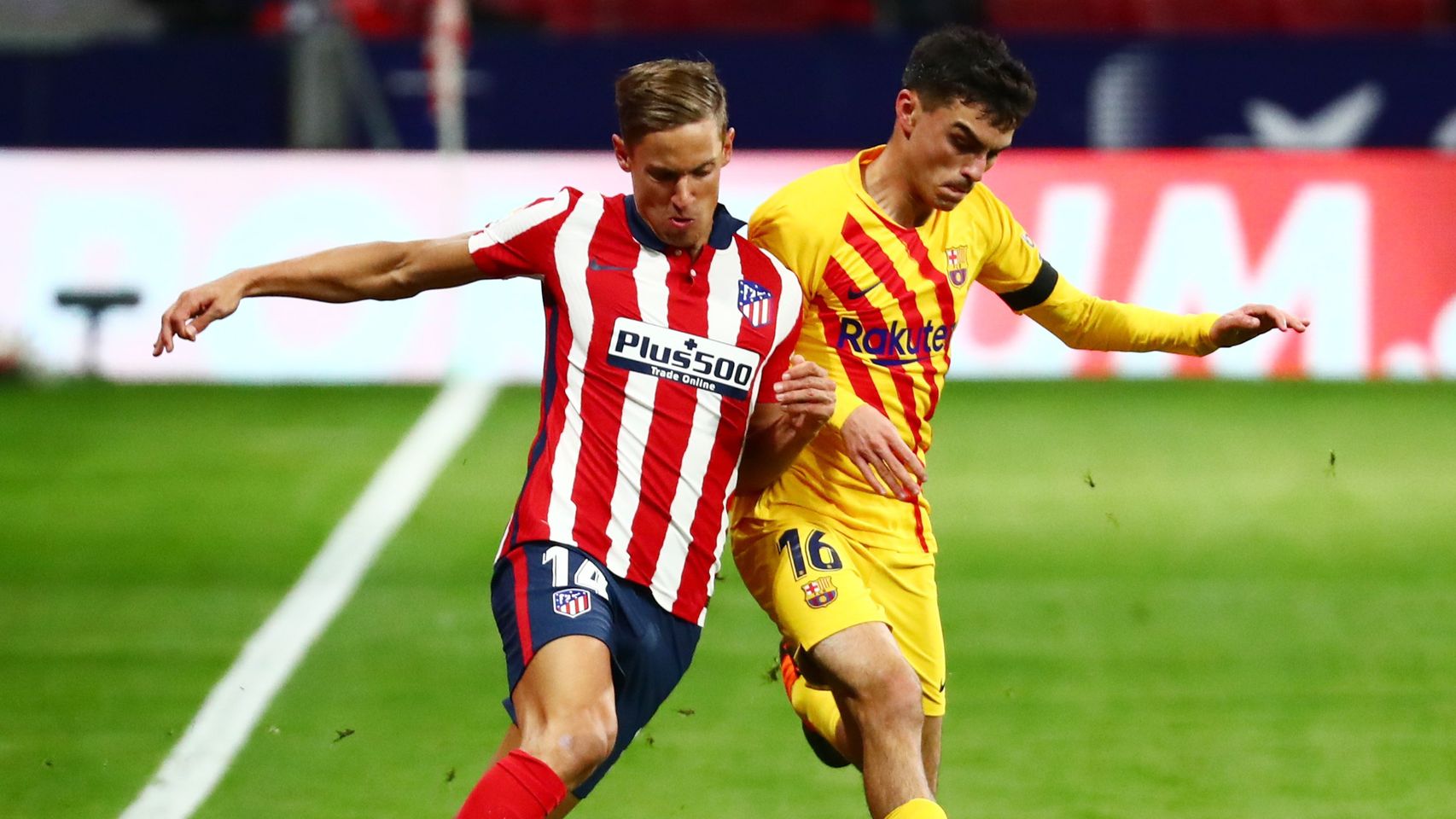 Pugna por el balón de Marcos Llorente y Pedri, en el Atlético de Madrid - Barcelona de La Liga