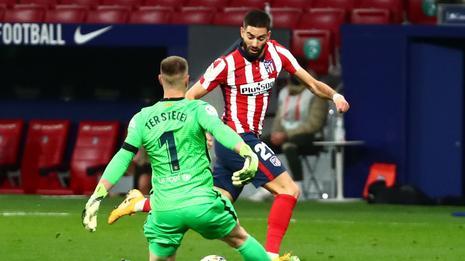 Carrasco regatea a Ter Stegen, en el Atlético de Madrid - Barcelona de La Liga