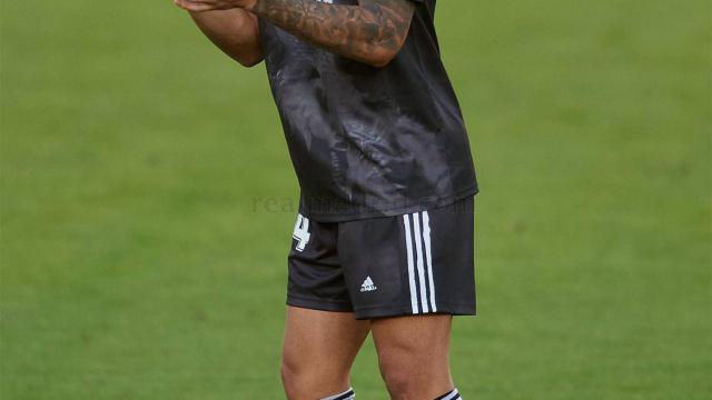 Mariano, con la camiseta negra del Real Madrid