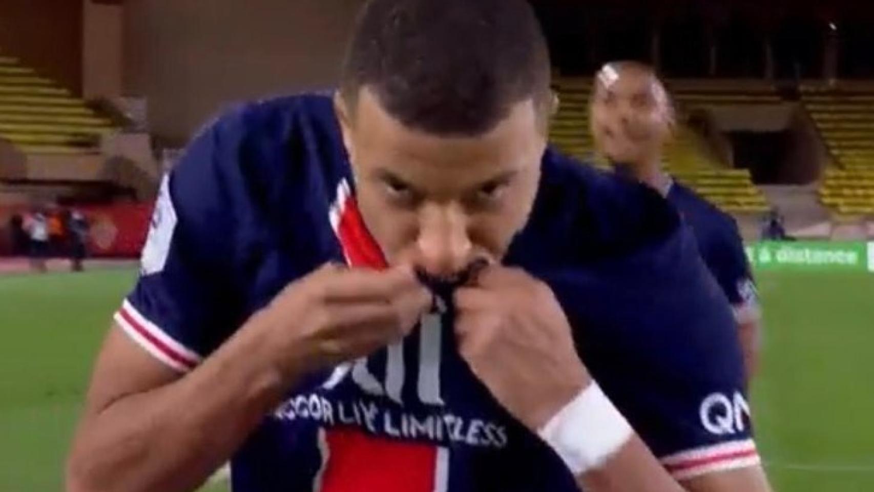Mbappé besa el escudo del PSG
