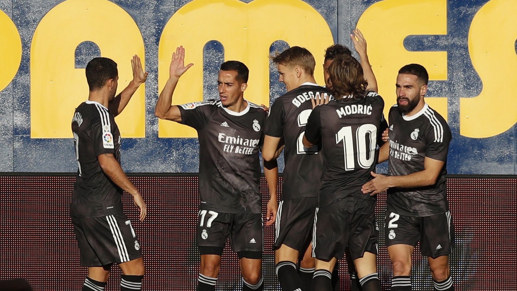 Los jugadores del Real Madrid celebran el gol de Mariano al Villarreal