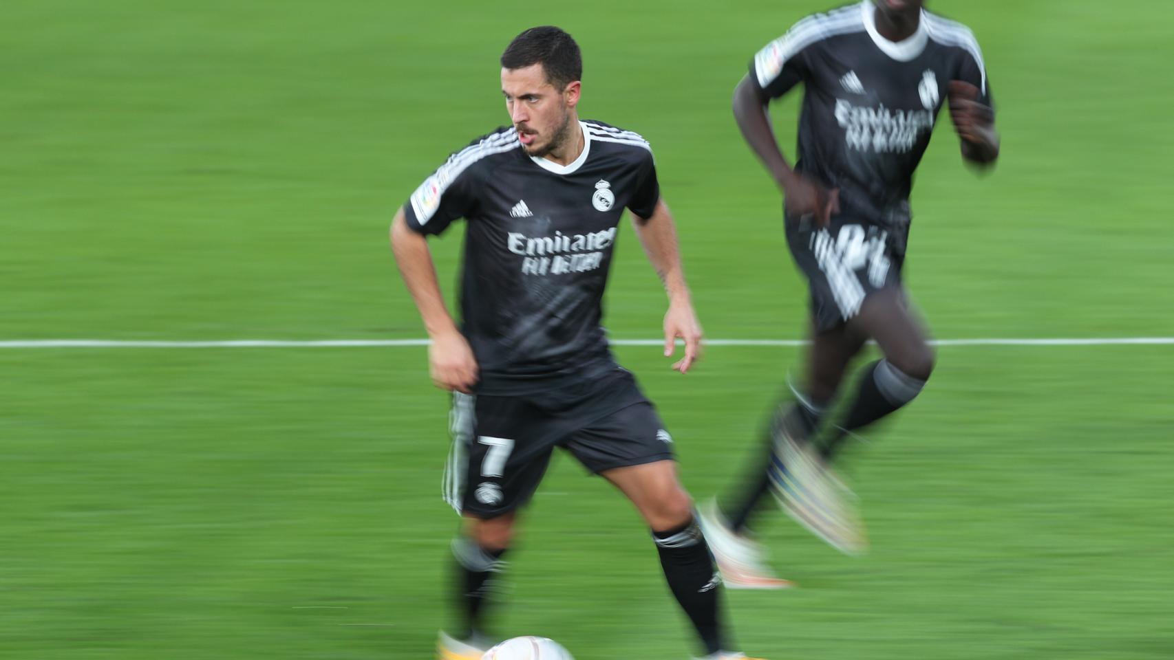 Hazard controla el balón