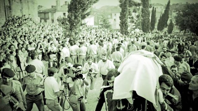 Momento de la llegada de los restos de Castelao al Panteón dos Galegos Ilustres.