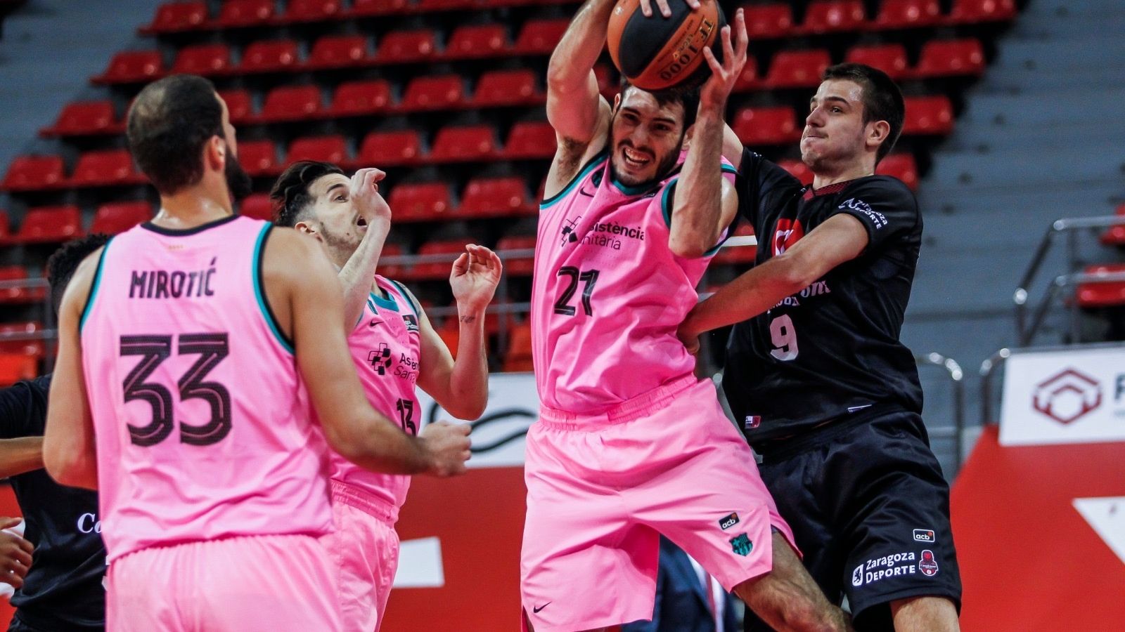 Abrines peleando un balón en el duelo ante Zaragoza