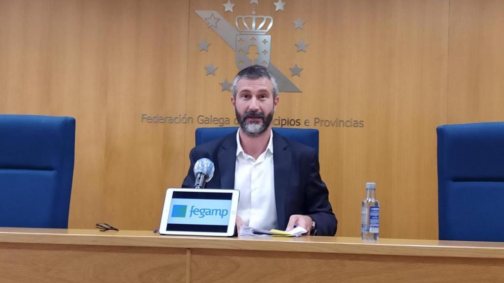 El presidente de la Fegamp, Alberto Varela, en una rueda de prensa.