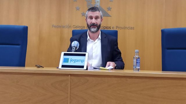 El presidente de la Fegamp, Alberto Varela, en una rueda de prensa.