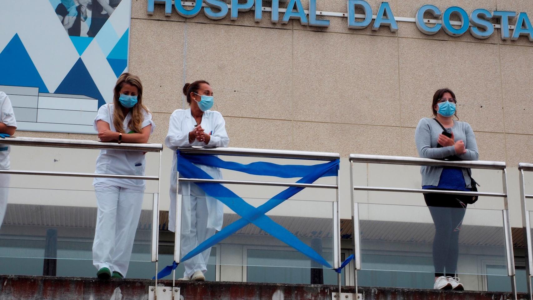 Miembros del personal del Hospital da Costa, en Burela, Lugo.