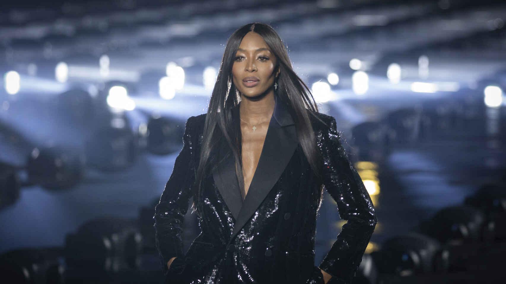 Naomi Campbell en la pasarela de París en 2019.