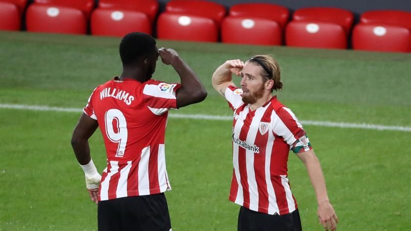 Iker Muniain celebra con Iñaki Williams su gol en el Athletic - Betis de La Liga