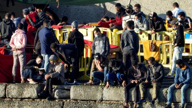 Inmigrantes hacinados en el muelle de Arguineguín, en Gran Canaria.