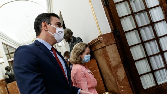 Pedro Sánchez y Nadia Calviño, entrando en el Congreso de los Diputados.