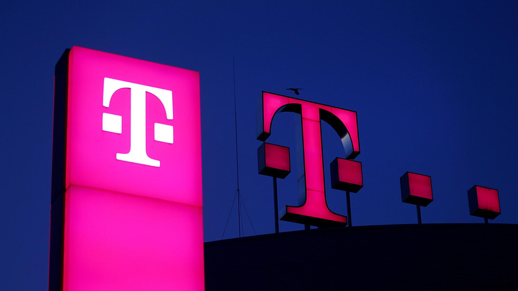 Logo de Deutsche Telekom en el tejado de la sede de la compañía en Bonn (Alemania).