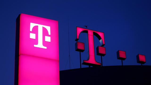 Logo de Deutsche Telekom en el tejado de la sede de la compañía en Bonn (Alemania).
