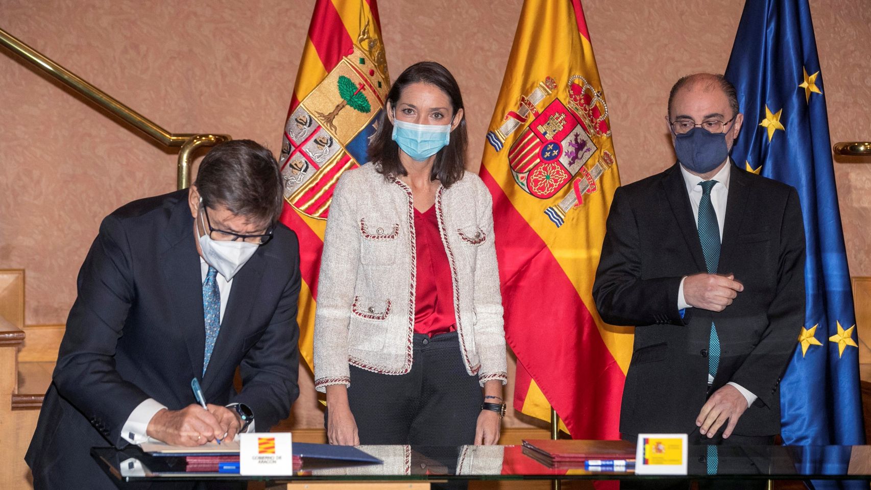 La ministra de Industria, Reyes Maroto, junto al presidente del Gobierno de Aragón, Javier Lambán y el consejero de Industria, Arturo Aliaga.