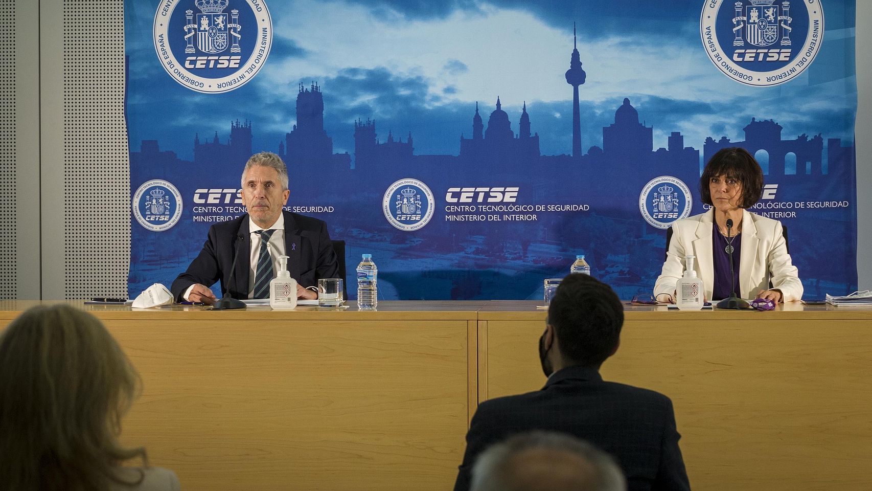 El ministro del Interior, Fernando Grande-Marlaska (i) junto a la secretaria de Estado de Seguridad, María Jesús Cantos (d) durante la presentación.