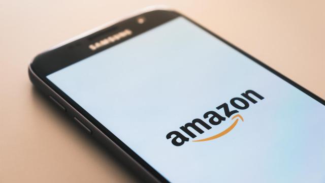 Móvil con el logo de Amazon.