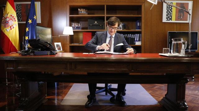 Salvador Illa, ministro de Sanidad, en su despacho.