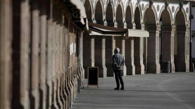 Un hombre espera a que le sirvan un café.