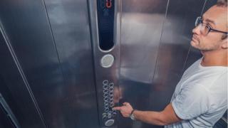 Una foto de archivo de un hombre en un ascensor.