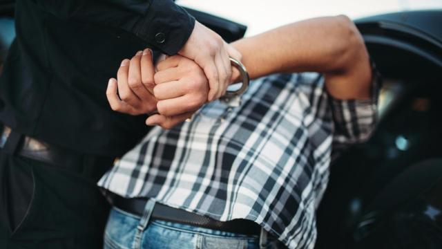 detenido esposas arresto